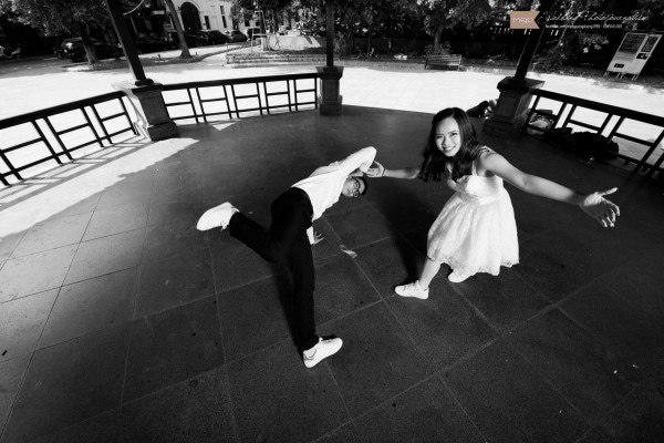 Cặp đôi diện giày thể thao nhảy hip-hop trong đám cưới, chụp bộ ảnh nhảy quanh Hà Nội Cặp đôi diện giày thể thao nhảy hip-hop trong đám cưới, chụp bộ ảnh nhảy quanh Hà Nội